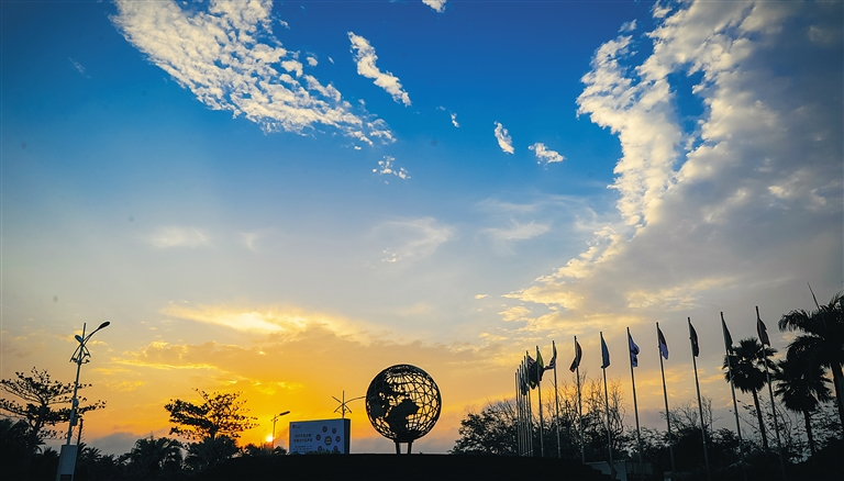 夕阳映照下的博鳌亚洲论坛国际会议中心