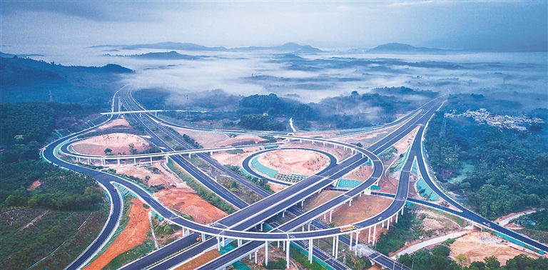 万洋高速公路：交通新动脉 穿行云雾间