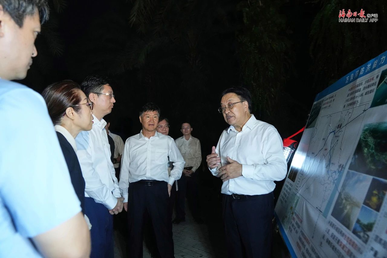 冯飞、刘小明在琼海看望慰问受灾群众、企业以及抢险救援队伍并调研灾后恢复工作