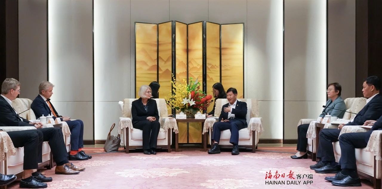 刘小明会见德国比勒费尔德应用科学大学校长施沃茵