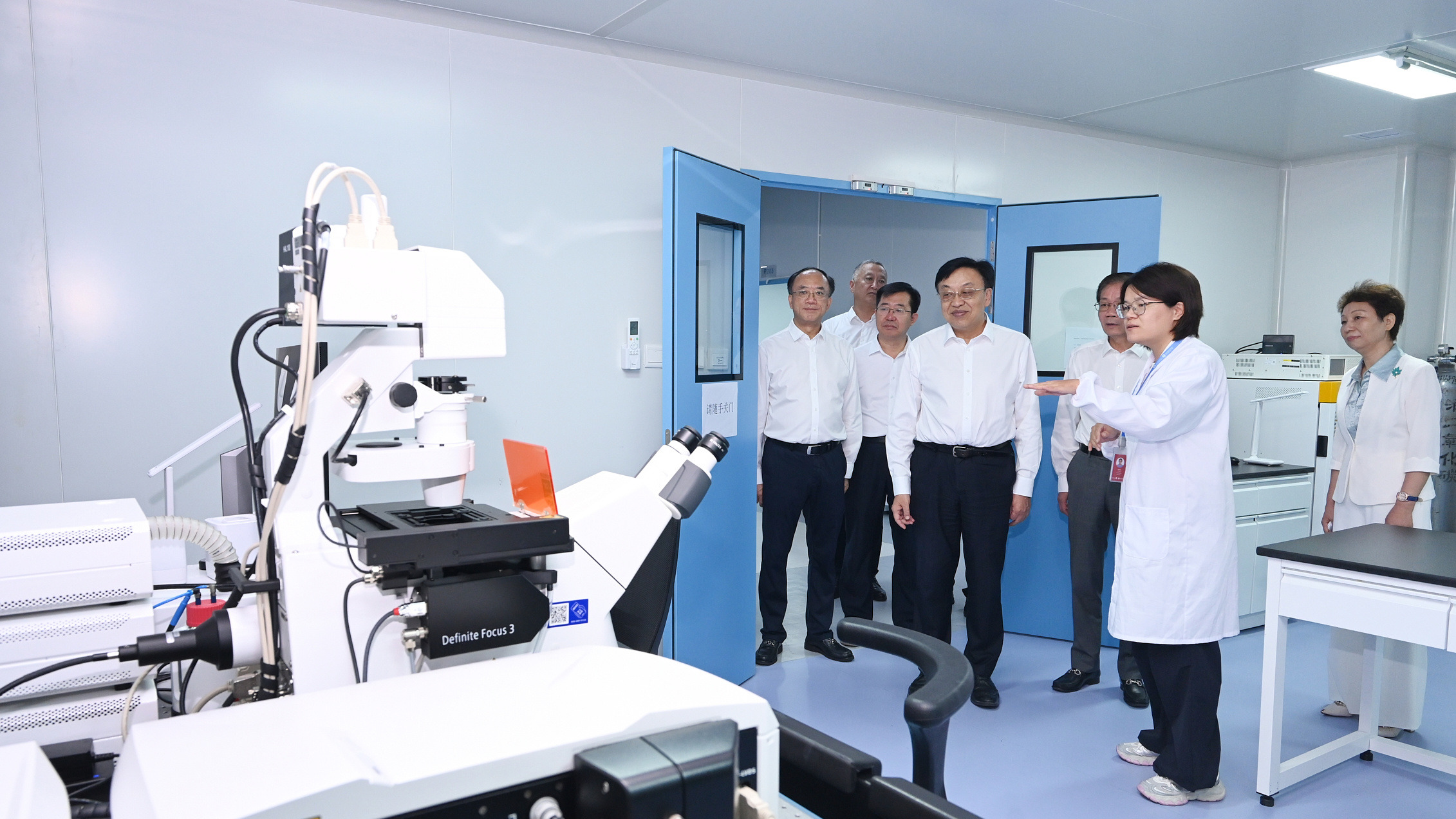 冯飞在海南医科大学调研：统筹推进教育科技人才一体化改革，以作风建设新成效开创改革发展新局面