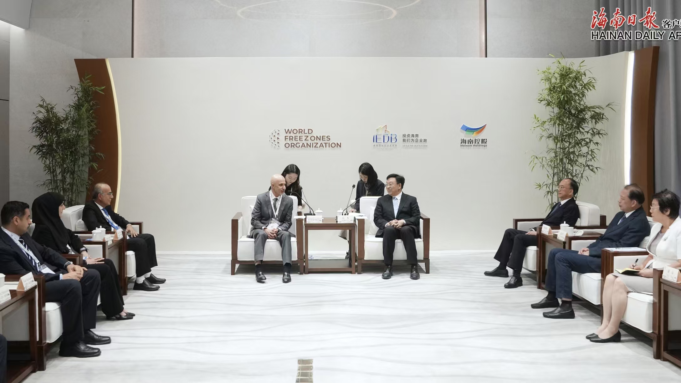 冯飞会见世界自由区组织主席穆罕默德·阿扎鲁尼